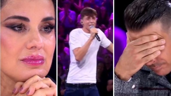 A X Factor 2025 Alessandro Tomasi commuove i giudici e conquista la standing ovation del pubblico con «Portami a ballare»