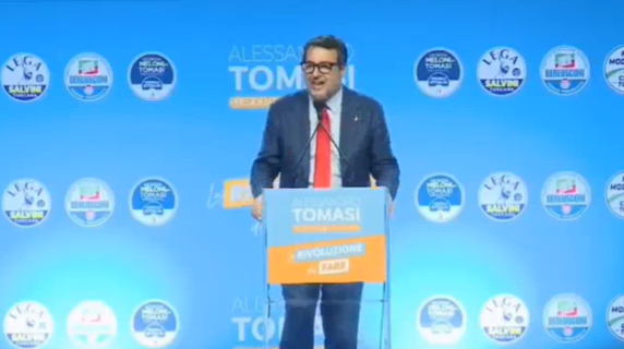 Salvini al comizio per Tomasi: «Signora, tolga la bandiera ProPal... Ora Landini non sa più per cosa scioperare. Macron? Un pecorone»