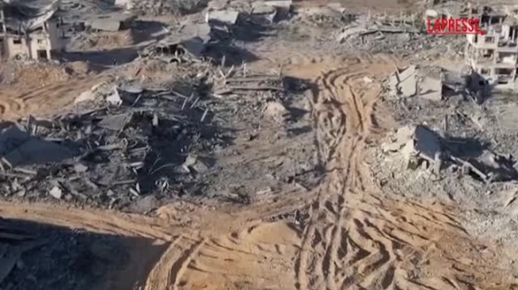 Il drone in volo sulle macerie a Gaza: il quartiere Tal al-Hawa raso al suolo