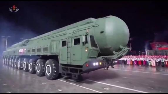 La Corea del Nord porta alla parata militare il supermissile capace di colpire di Usa