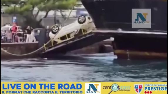 Procida, auto si ribalta mentre scende dal traghetto