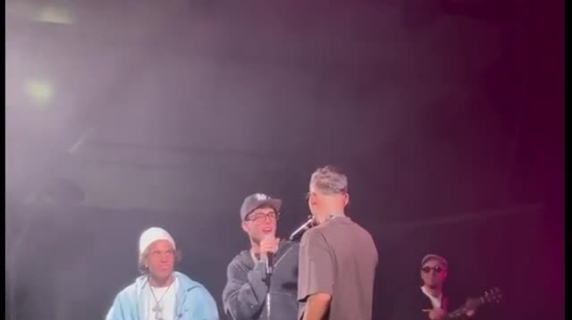 Briga, Lda e Aka 7even intonano a sorpresa «Tu sì 'na cosa grande»