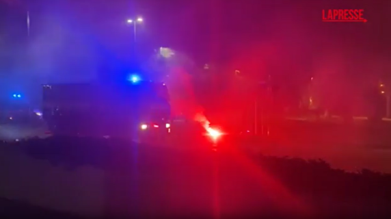 Italia-Israele, scontri tra polizia e manifestanti pro Pal: gli idranti delle forze dell'ordine