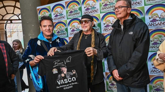 Vasco Rossi all'ospedale Rizzoli di Bologna a trovare i bambini: è la «star-therapy» dell'associazione Ansabbio