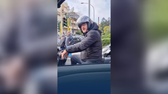 Roma, Totti in scooter al semaforo riconosciuto da un tifoso: «Francesco che me dici?», «Tutto bene...»