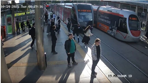 Salvata all'ultimo minuto: stava per finire sotto al tram