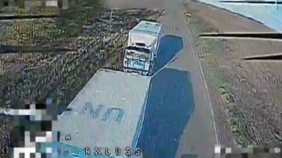 In un video il momento in cui un drone russo colpisce il convoglio delle Nazioni Unite: la scritta Onu ben visibile sui camion