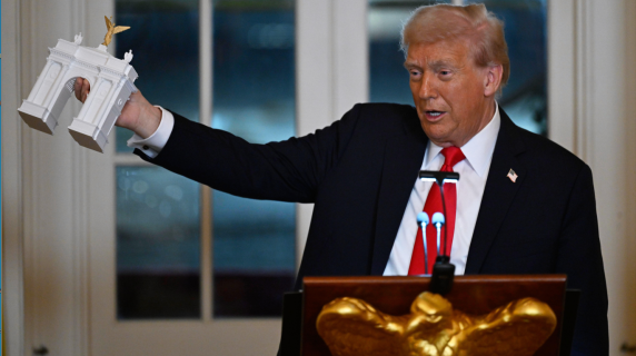 Trump presenta «l'arco di trionfo» di Washington e mostra i modellini