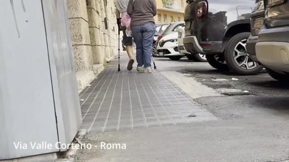 Roma: a via di Valle Corteno le auto in sosta sui marciapiedi ostacolano il passaggio a pedoni e disabili