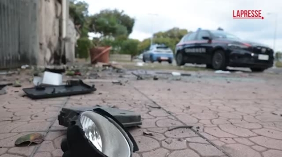 I detriti davanti alla casa di Sigfrido Ranucci dopo che una bomba ha distrutto la sua auto