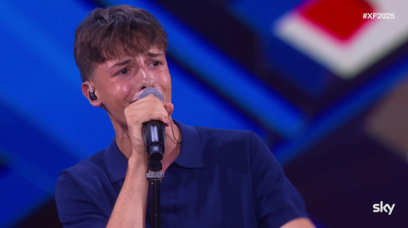 A X Factor 2025 Tomasi continua con il cantautorato ed emoziona con «Nessuno vuole essere Robin» di Cesare Cremonini