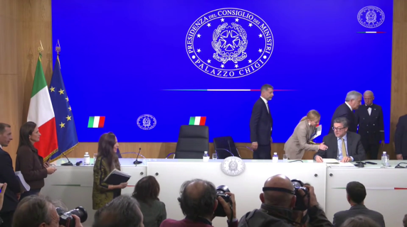 Meloni presenta la manovra 2026 poi si alza e se ne va: «Siamo fuori tempo massimo»