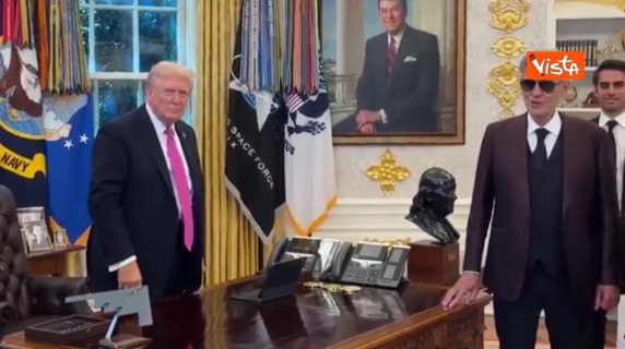 Andrea Bocelli canta per Trump «Con te partirò» nello Studio Ovale