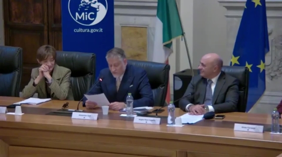 Il ministro della Cultura Giuli annuncia «Alba capitale dell'arte» cantando Vasco Rossi
