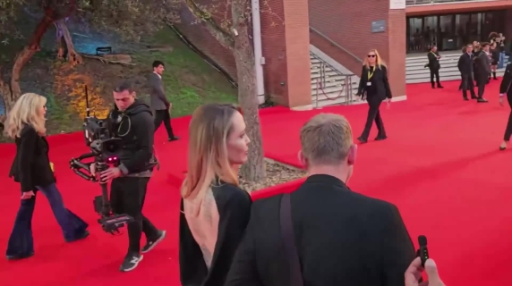 Angelina Jolie alla Festa del Cinema, la diva accende il tappeto rosso. Louis Garrell: «Couture è un film universale»