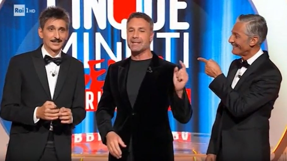 Fiorello e Biggio nello studio di Vespa con Raoul Bova: «Lancia tu 'La Pennicanza', che sei un grande attore»