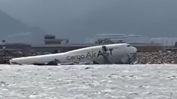 A Hong Kong aereo cargo esce di pista durante l'atterraggio e finisce in mare: il video