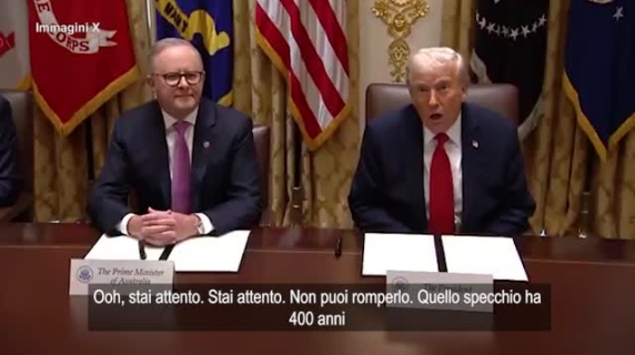 Siparietto alla Casa Bianca, Trump striglia il cameraman: «Stai attento, quello specchio ha 400 anni»