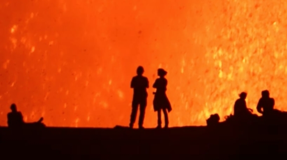 Spettacolo di fuoco al Kilauea: la fontana di lava raggiunge altezze record mentre gli osservatori restano incantati