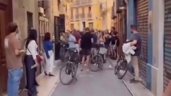 Spagnoli contro turisti olandesi a Valencia: «Andatevene!»