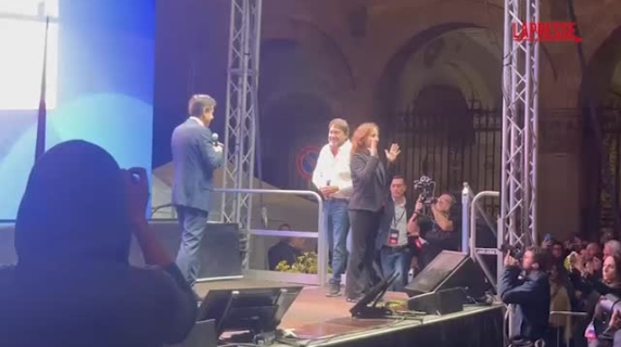 Ovazione per Ranucci alla manifestazione per la libertà di stampa a Roma