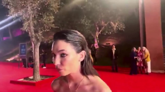 Matilda De Angelis e Stefano Accorsi sul red carpet del film «La Lezione», alla Festa del Cinema riflettori sul tema dello stalking
