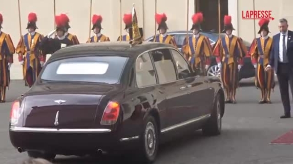 Re Carlo e la Regina Camilla arrivano in Vaticano: oggi la storica preghiera con Papa Leone XIV