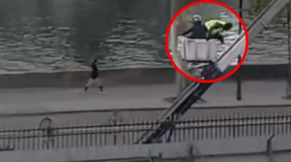 Furto al Louvre: un nuovo video mostra i ladri uscire dal museo su un montacarichi e fuggire in scooter