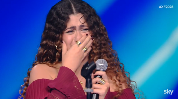 Voce e pianoforte, Delia incanta a X Factor: standing ovation e lei si commuove