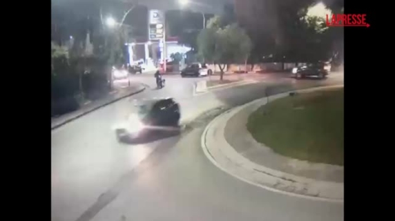 Dog sitter trascina un cane alla catena per 6 km con e-bike: il video