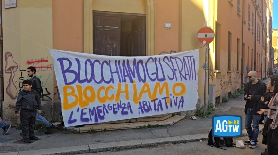 Dopo lo sfratto, occupato palazzo in via Don Minzoni: le storie delle famiglie