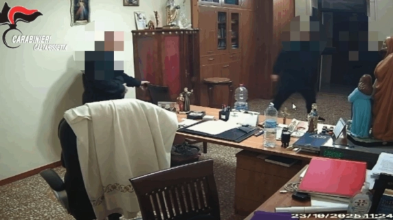 Parroco accoltellato in chiesa a Gela: l'aggressione ripresa dalla telecamera di sicurezza