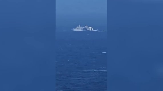 Mare agitato al largo di Capri: il traghetto è in difficoltà