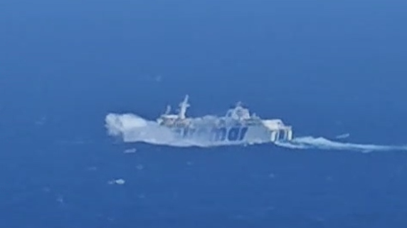 Mare agitato al largo di Capri: il traghetto è in difficoltà