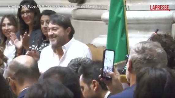 Standing ovation dei magistrati per Ranucci, poi la battuta: «L'applauso più lungo per un pluri-indagato... ma la mia fedina penale è pulita»