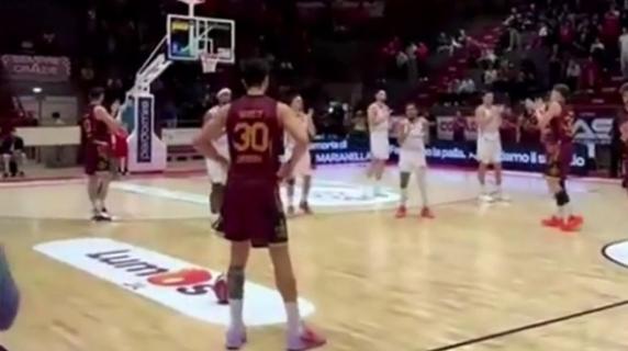 L'omaggio dei giocatori del Pistoia Basket per l'autista ucciso nell'assalto ultras: rinunciano a giocare due azioni