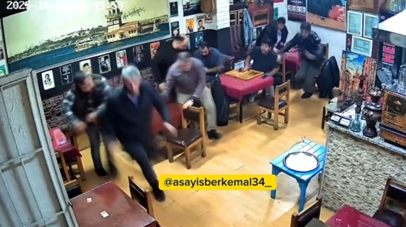 Terremoto in Turchia: scene di panico in un bar di Istanbul
