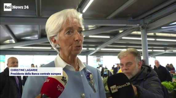 Christine Lagarde al mercato di Firenze: «Devo comprare un panettone per mio marito»