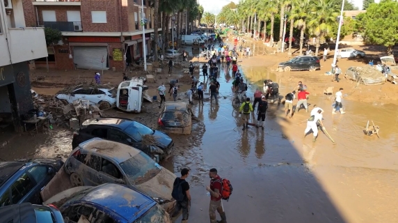 L'alluvione a Valencia, un anno dopo: le immagini della devastazione, l'allarme mancato, la rabbia e la mobilitazione dei cittadini | il videoreportage
