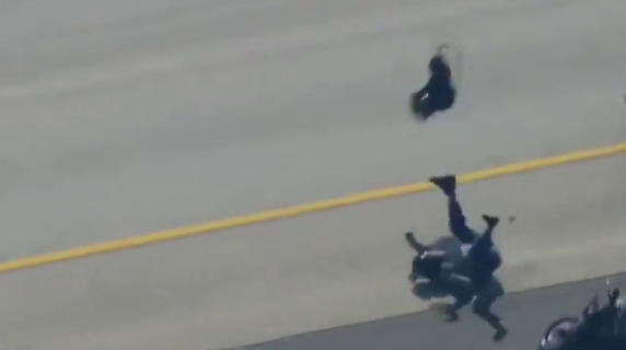 L'inseguimento della polizia a 150 chilometri di velocità in autostrada: il motociclista vola per aria