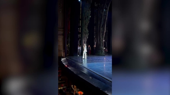Teatro dell'Opera, la nomina di Simone Agrò a primo ballerino al termine di «Marco Spada»: emozione e una pioggia di coriandoli