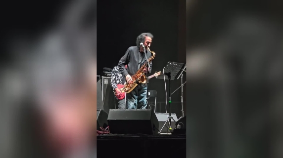 James Senese e la sua esibizione al sax in ricordo di Pino Daniele