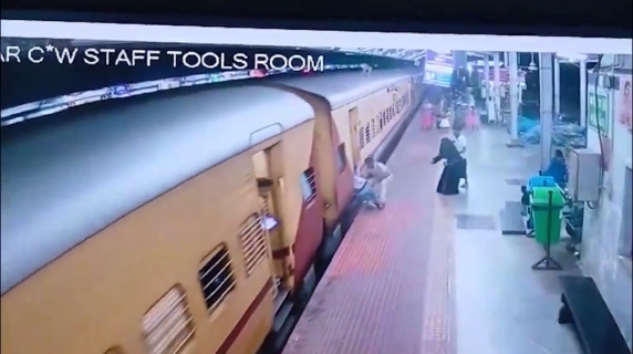 India, scivola mentre cerca di salire su un treno in corsa: donna salva per miracolo
