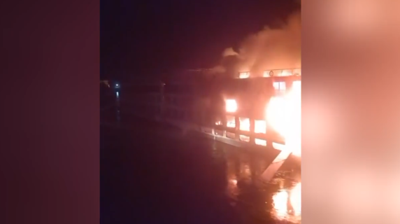 Nave da crociera in fiamme a Luxor: 60 italiani evacuati