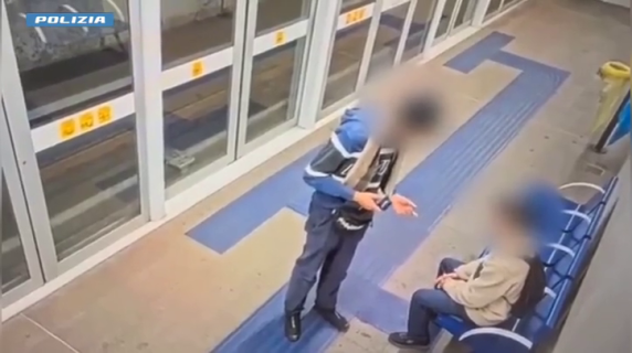 Milano, con un coltello minaccia un ragazzo nella stazione della M4 e lo rapina: arrestato 18enne