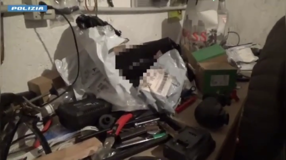 Telecamere nascoste negli appartamenti per spiare gli inquilini all'Aquila