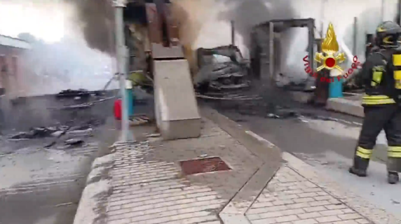 Va a fuoco camion carico di gomme, in fiamme il casello Brescia sud della A21: il video