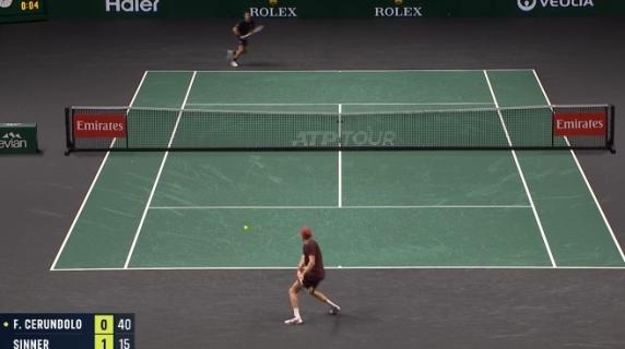 Gli highlights di Sinner-Cerundolo all'Atp di Parigi: Jannik fatica nel primo set ma si riscatta ed accede ai quarti