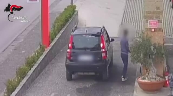 Il video del tentativo di violenza sulla ex compagna a Somma Vesuviana al distributore di benzina