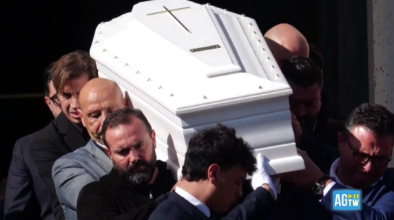 Il video dei funerali di Beatrice Bellucci a Roma, la bara bianca e il lungo applauso all'uscita del feretro